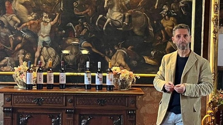 Gianfranco Lena durante una presentazione ufficiale di sette bottiglie selezionate in dimora storica